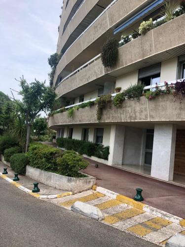 un bâtiment avec des plantes au bord de la route dans l'établissement Joli studio, à Marseille