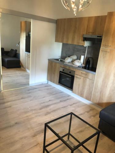 une pièce avec une cuisine et un salon dans l'établissement Joli studio, à Marseille