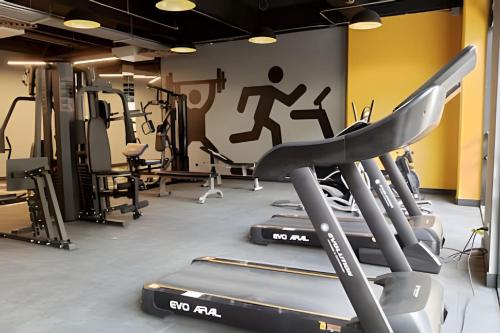 a gym with cardio machines and a sign on the wall at Loft Ejecutivo, vista panorámica, Usaquén Bogotá in Bogotá