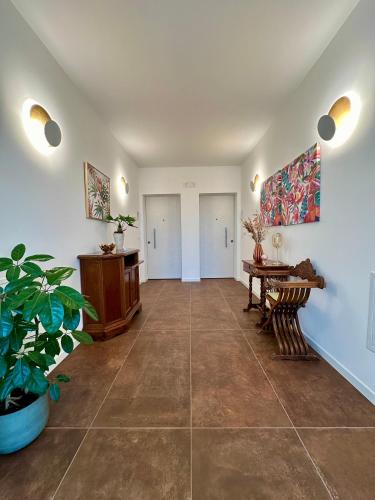 a hallway with a tile floor and a table at LA ROSA DEL SILE in Quarto dʼAltino