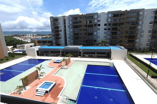 里考爾特的住宿－Jacuzzi Privado, Relax en Ricaurte, Peñalisa，享有大楼游泳池的顶部景致