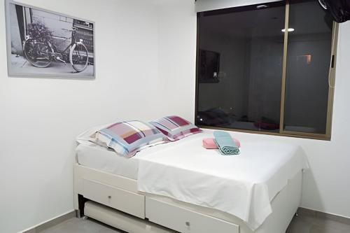 una camera con letto bianco e specchio di Jacuzzi Privado, Relax en Ricaurte, Peñalisa a Ricaurte