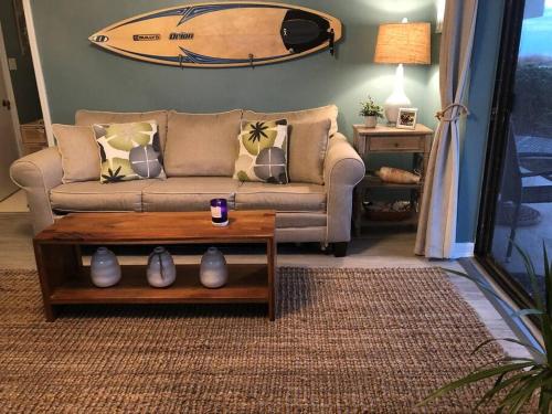 Χώρος καθιστικού στο Ocean Front 2BR Condo Amazing Sunrise View