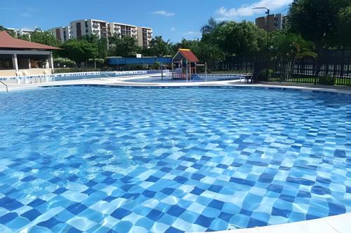 a large swimming pool with blue tiles on it at Relax con excelente vista, Ricaurte Peñalisa in Ricaurte