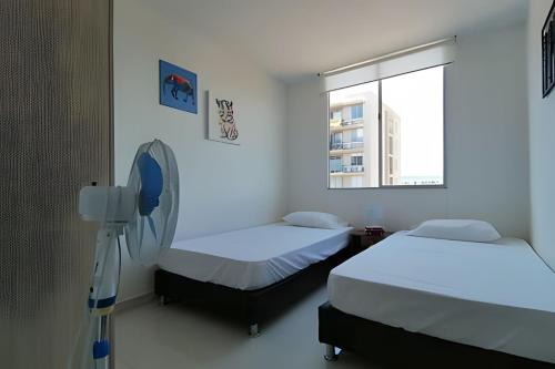 a hospital room with two beds and a window at AH/ Relax con vista natural, Peñalisa Ricaurte in Ricaurte