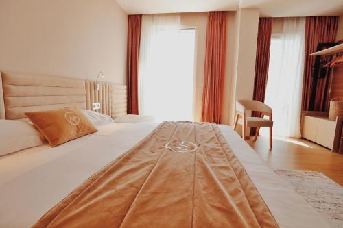 Una cama o camas en una habitación de Grand Mirage