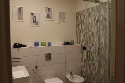 ナポリにあるNaples Soul - city centerのバスルーム(洗面台、トイレ、シャワー付)