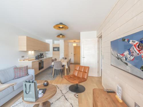 un salon avec un canapé et une salle à manger dans l'établissement Appartement 2P pour 2A+2E, proche pistes et centre, parking inclus - Vieil Alpe, Huez - FR-1-645-59, à Huez