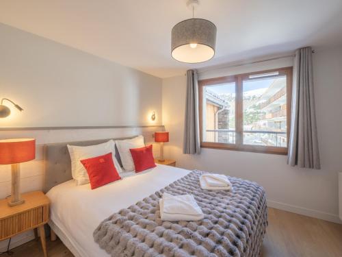 a bedroom with a large bed and a window at Appartement 2 pièces - Centre Vieil Alpe, parking inclus - FR-1-645-59 in LʼHuez