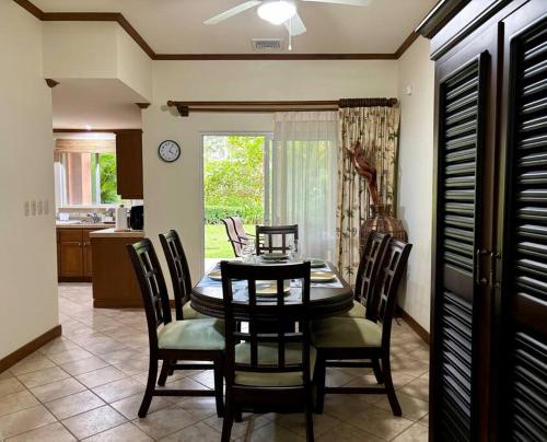 a dining room with a table and chairs and a kitchen at Near Marina Luxury Condo with Pool, Gym, Gold and more in Herradura