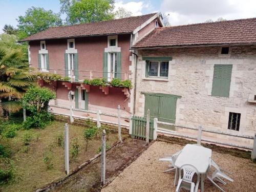 Gallery image of Maison au bord de la Rivière Dronne en Périgord Vert in Saint-Front-la-Rivière