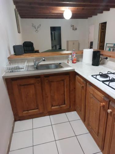 een keuken met een spoelbak en een fornuis bij Dominique et Françoise in Fourques-sur-Garonne