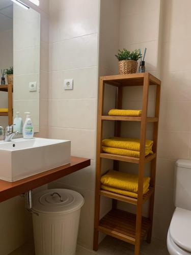 y baño con lavabo, aseo y espejo. en Apartamento de estilo mediterráneo, en Miami Platja