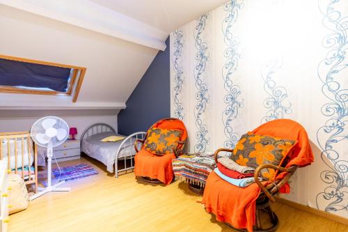 a room with two chairs and a bed at Nouvel appartement très confortable avec cuisine et frigo in Anhée