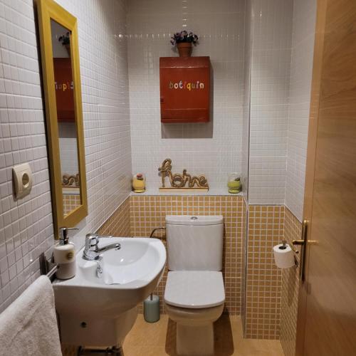 a small bathroom with a toilet and a sink at Casa Davalillo in San Asensio