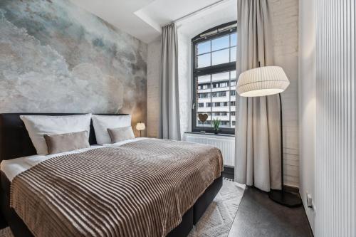 a bedroom with a bed and a large window at Erba Retreat! Barrierefreies, modernes 1-Zimmer-Appartement in optimaler Lage! in Bamberg