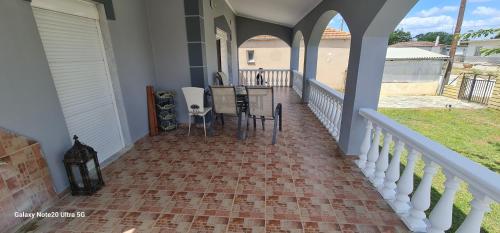 a balcony with a table and chairs on a house at Fertoun apartment in Chaïdeftón