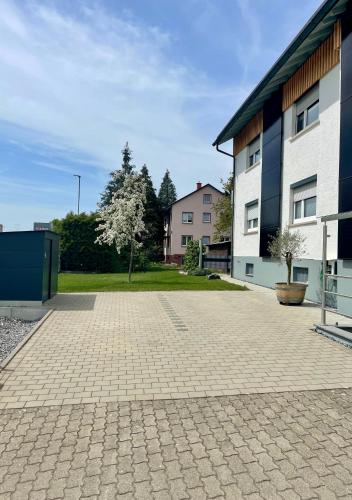 an empty parking lot in front of a building at Anitas Ferienwohnung in Meßkirch