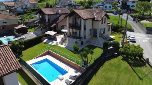 - une vue aérienne sur une maison avec une piscine dans l'établissement Villa Los Olivos, à Bárcena de Cicero