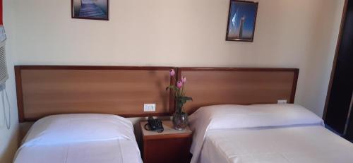 two beds sitting next to each other in a room at Itajubá Hotel in Rio de Janeiro