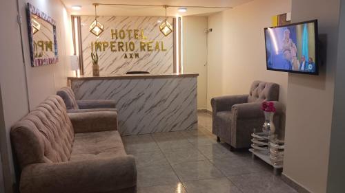 a waiting room with two chairs and a tv at Hotel imperio real armenia in Armenia