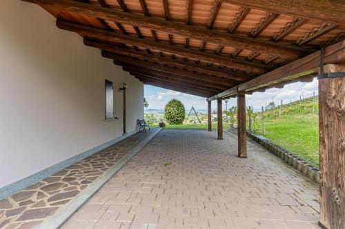 an empty hallway of a house with a wooden roof at Villa Tra Vigne e Stelle in Neive
