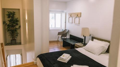 里斯本的住宿－Casa da Maria Alfama，一间卧室配有一张床、一张书桌和一个窗户。