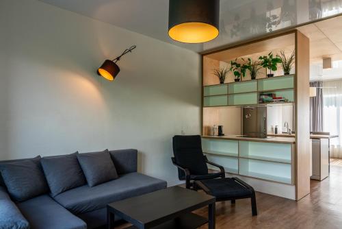 uma sala de estar com um sofá e uma mesa em Weekend apartment em Sigulda