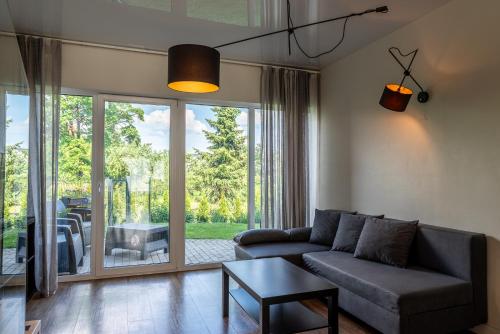 un soggiorno con divano e tavolo di Weekend apartment a Sigulda