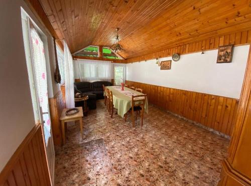 - un salon avec une table et un canapé dans l'établissement Casa Aura, à Băile Herculane