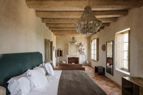 um quarto com uma cama grande e uma sala de estar em Vestige Son Vell em Ciutadella