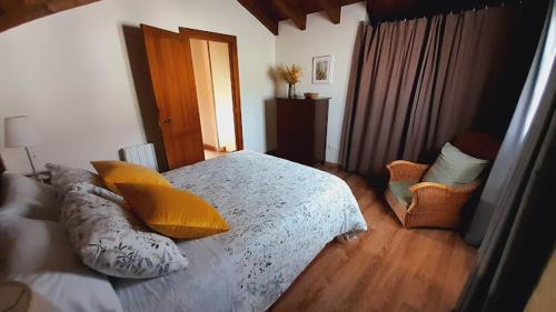 a bedroom with a bed with yellow pillows at LA CASA 44, con Spa opcional in Sariego