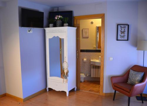 a living room with a mirror and a chair at Casa Mari chelvas in San Asensio