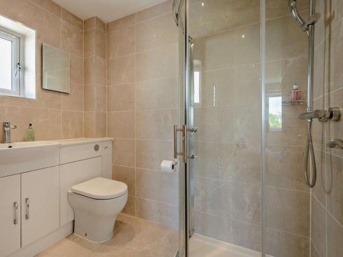 Ένα μπάνιο στο 4 bed property in Harmans Cross DC217