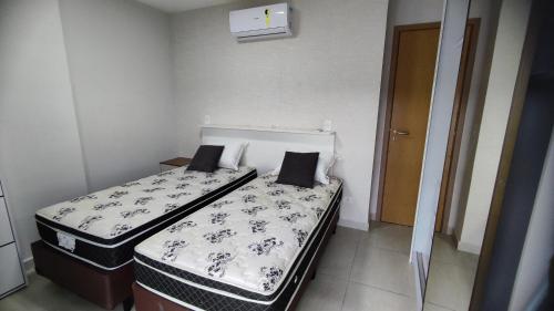 ein kleines Schlafzimmer mit zwei Matratzen auf einem Bett in der Unterkunft Panoramique 180 - Vista Praia in Guarujá