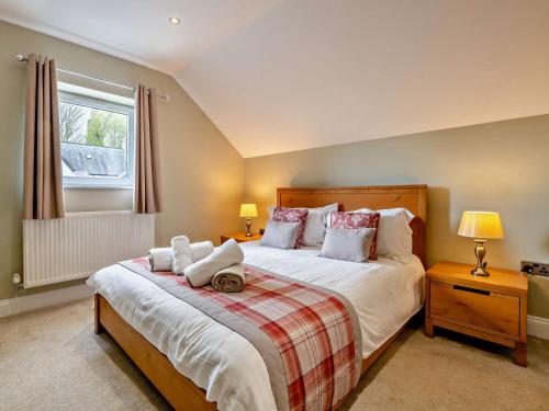a bedroom with a bed and two lamps and a window at 2 Bed in Great Ayton 75226 in Great Ayton