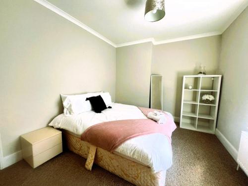 Katil atau katil-katil dalam bilik di 4 Double Bed home in Newmarket - Tattersalls