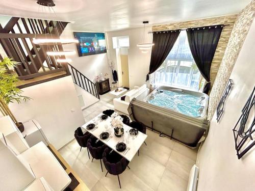 une chambre avec baignoire au milieu d'une pièce dans l'établissement loft des désirs hammam, jacuzzi, à Pont-sur-Yonne