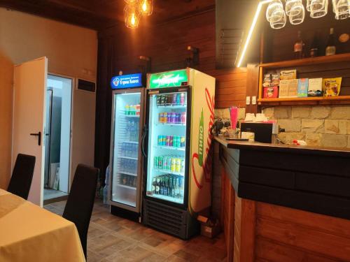un frigorifero in un ristorante accanto a un bancone di Twin House a Ognyanovo
