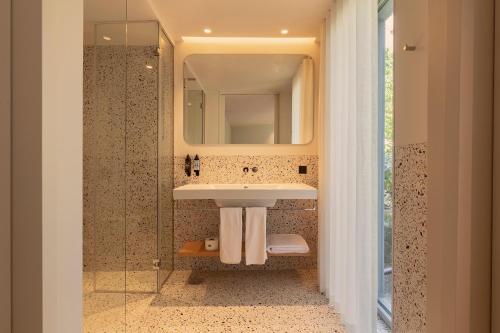 a bathroom with a sink and a mirror at Vandoma in Porto