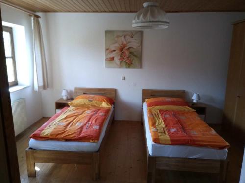 two twin beds in a room with at Leitingerhof in Thalgau