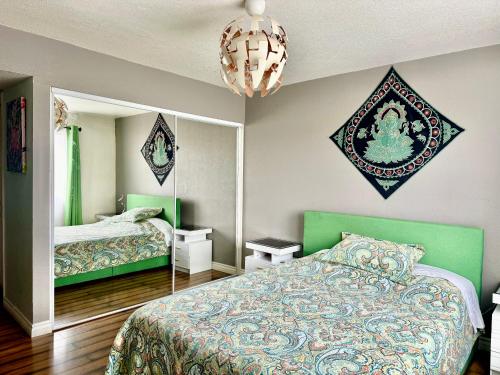 um quarto com 2 camas e um lustre em Artsy smart home near Downtown & Balboa Park em San Diego