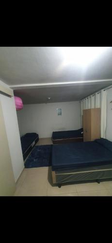 Kleines Zimmer mit 2 Betten in der Unterkunft Alojamentos in Telêmaco Borba