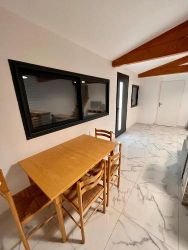 une salle à manger avec une table et des chaises en bois dans l'établissement Maison 5 couchages bien située, à Marseille