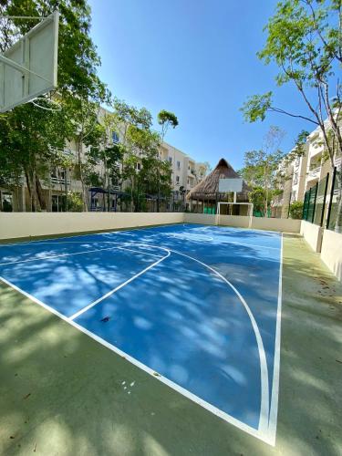 an empty basketball court in a building at Depa en Playa 7min Mar y 5ta Av in Playa del Carmen