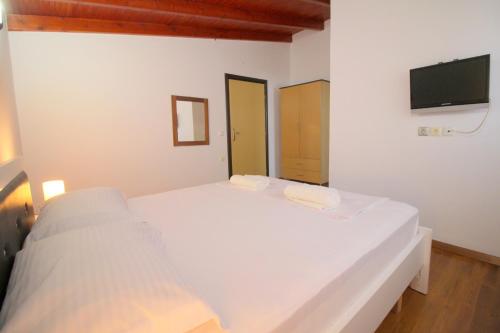 Postel nebo postele na pokoji v ubytování Ksamil City Center Villa