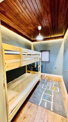 a room with a bunk bed with a wooden ceiling at Hidir Yayla Dağ Evi in Akcaabat