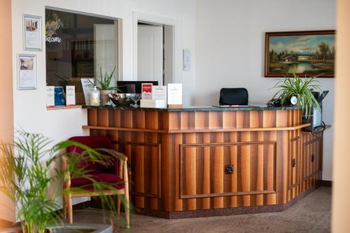 una encimera de madera en una habitación con espejo en Hotel Vulkan Residenz - Self-Check-in en Leibnitz