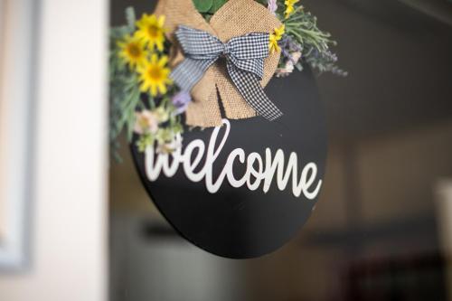 a welcome sign with flowers and a bow at VULKAN Residenz Hotel I Self Check-in in Leibnitz