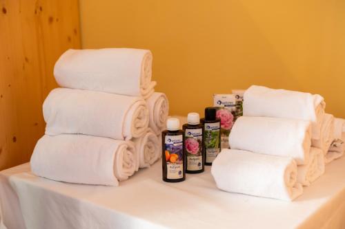 a pile of towels sitting on top of a table at VULKAN Residenz Hotel I Self Check-in in Leibnitz